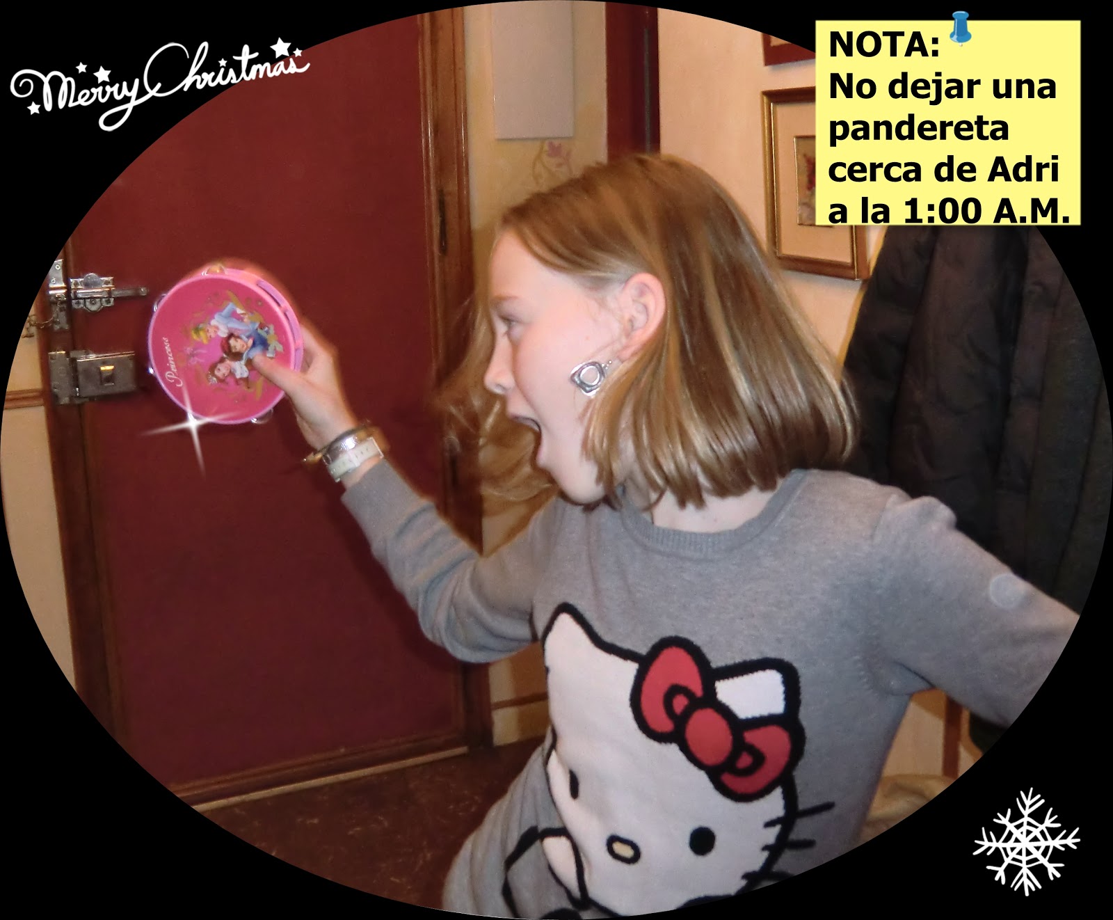 Adri con una pandereta en la Navidad 2012